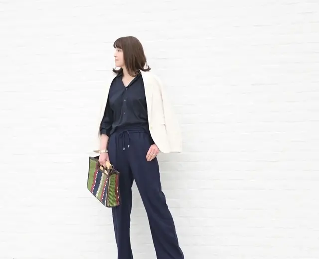 ネイビーコーデに白ジャケットを肩掛けしました。