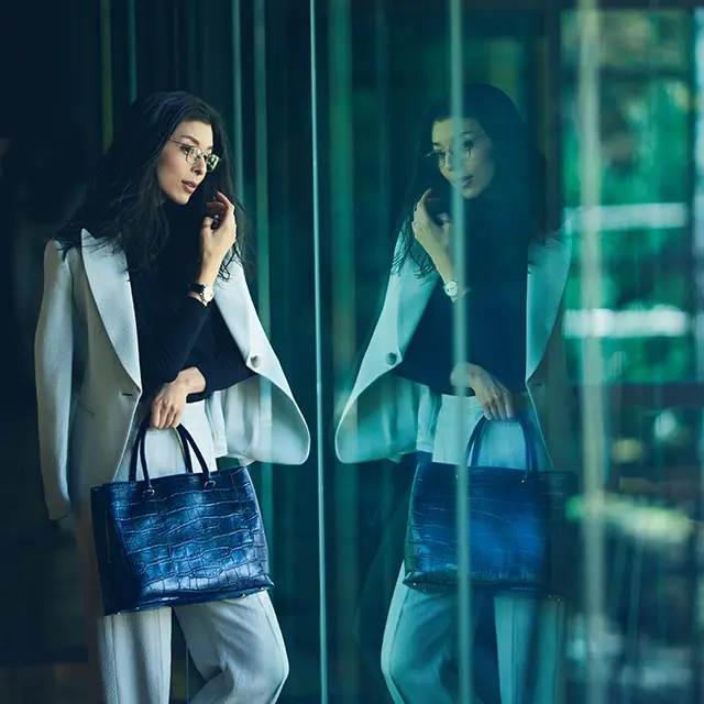 ネイビーのクロコ型押しレザーが重厚感を演出する、ポール・スチュアートのバッグ