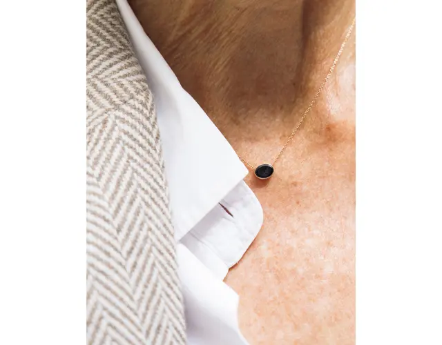 スザンヌ（リタイア・パリ）楕円形のブラックストーン。極細チェーンが控えめながらキラキラと