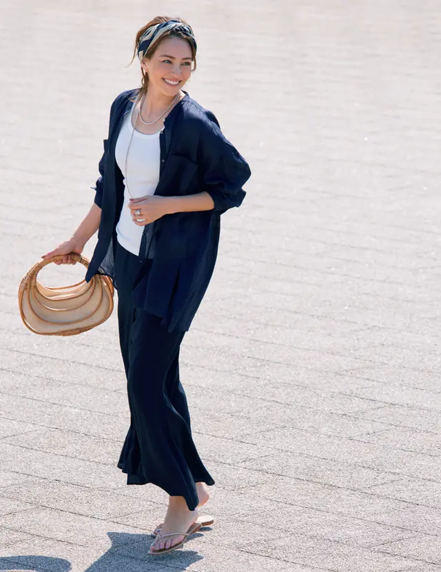 二重にしたロングネックレスがデコルテを華やかに彩る