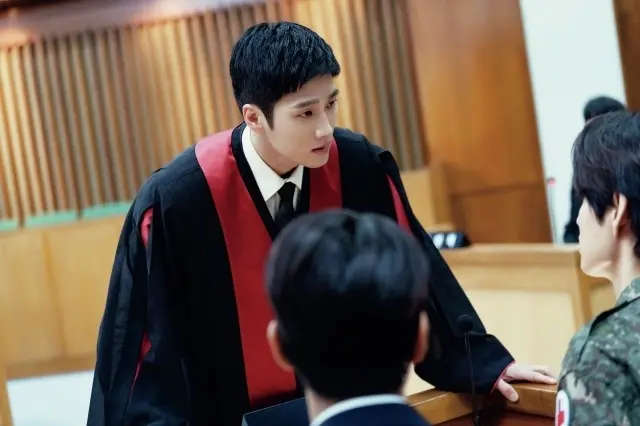 最も旬な俳優のひとりアン・ボヒョン初の主演作『軍検事ドーベルマン』