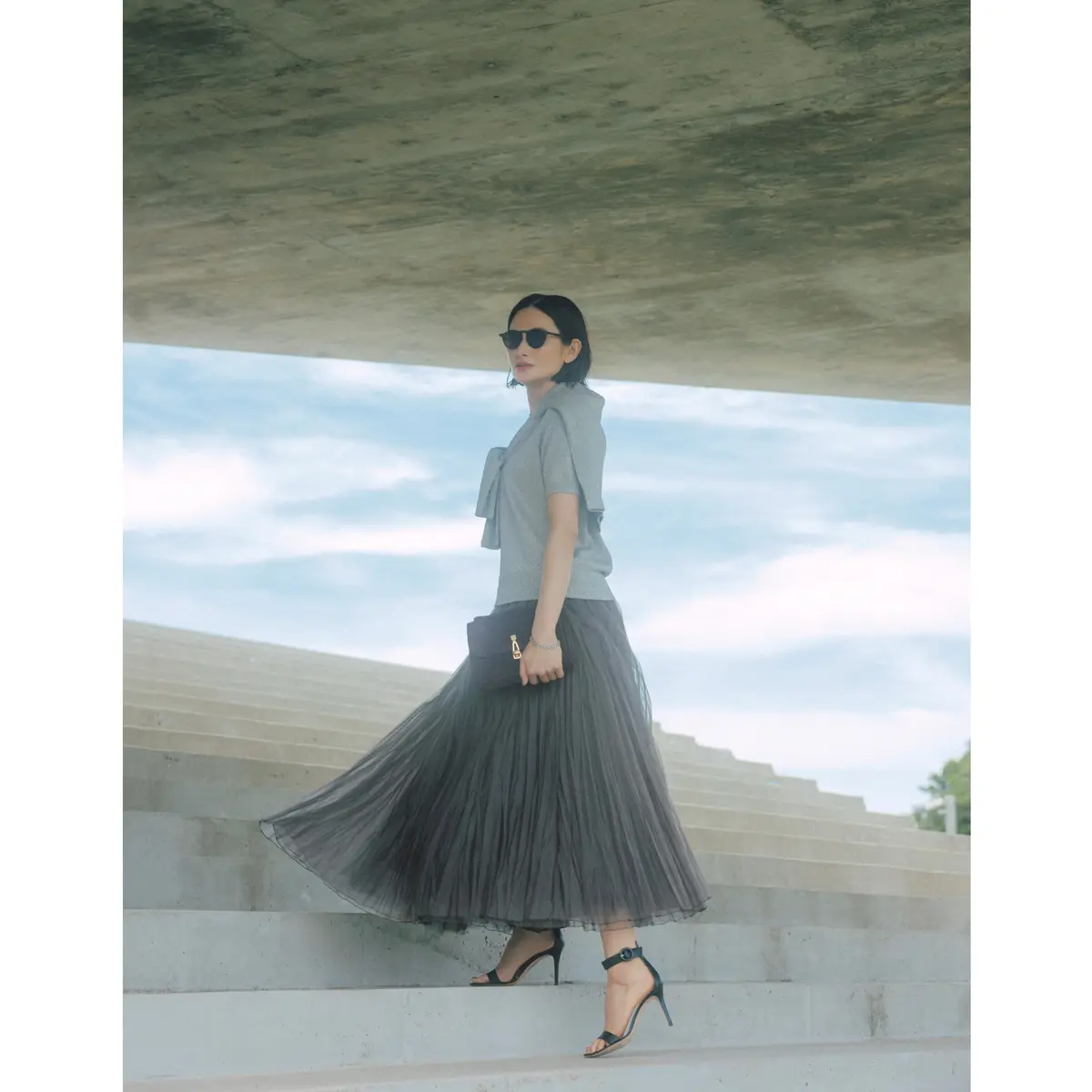 グレーツインニットにブラウンのオーガンジースカートを合わせたコーディネート　モデル・渡辺佳子