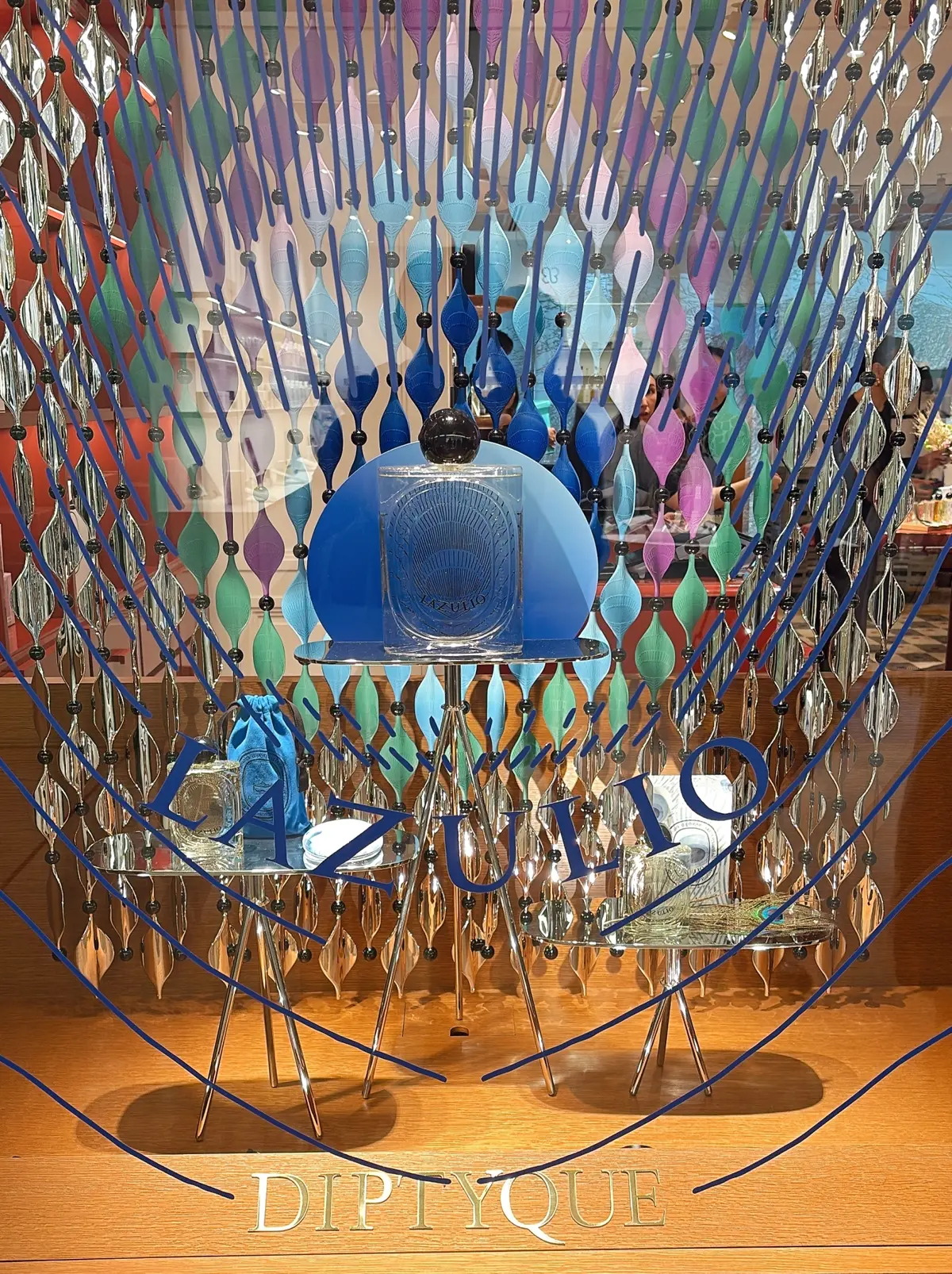 ニュウマン高輪　ディプティック　ウィンドウでは「Lazulio（ラズリオ）」をフィーチャー。クジャクの羽の魅惑的な美しさを表現したエレガントな香り