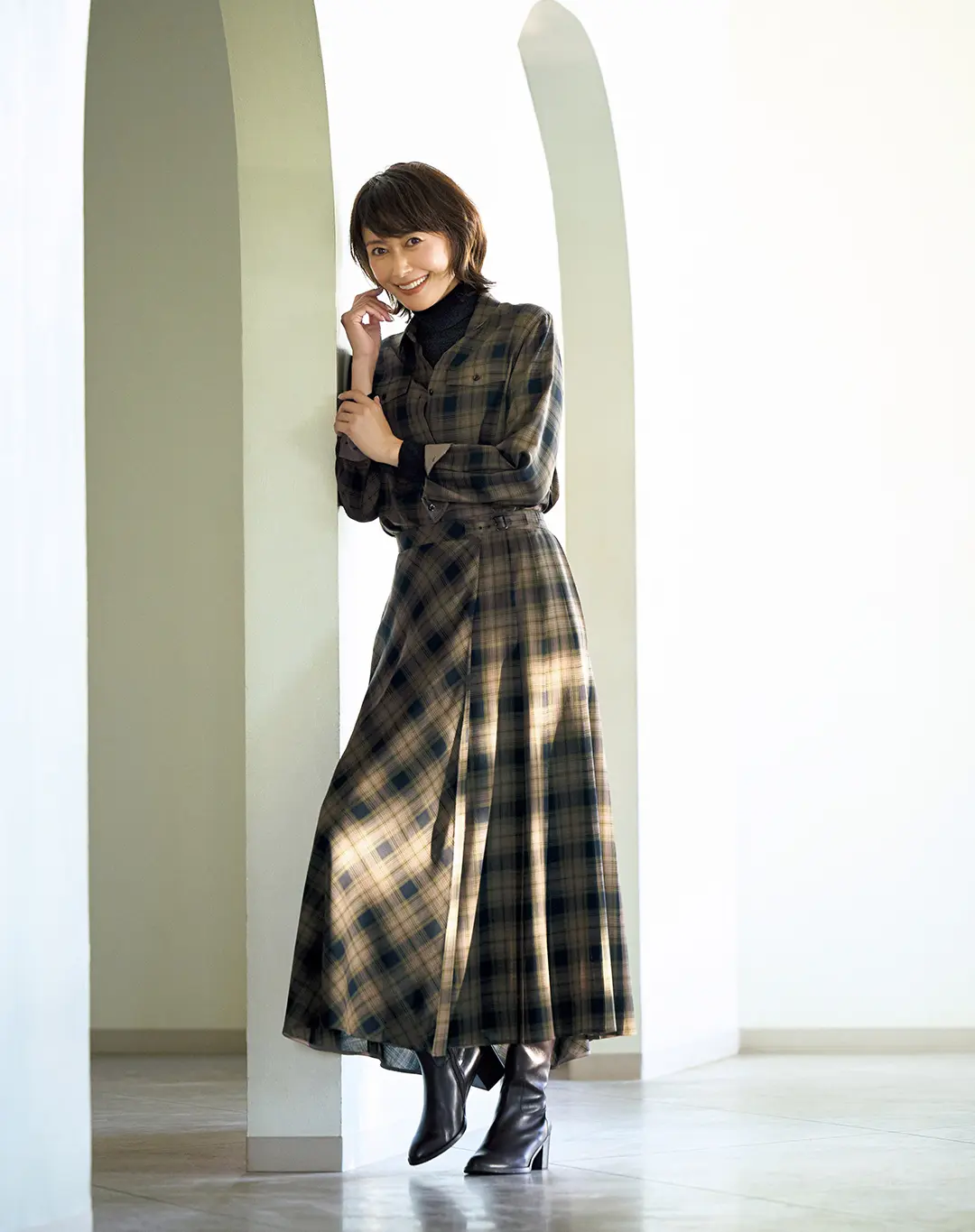 由緒正しいタータンチェックと、技に富むモダンなディテール。美しき融合を楽しんで