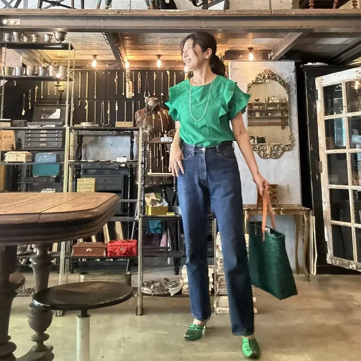 アンティークの空間になじむグリーンコーデ