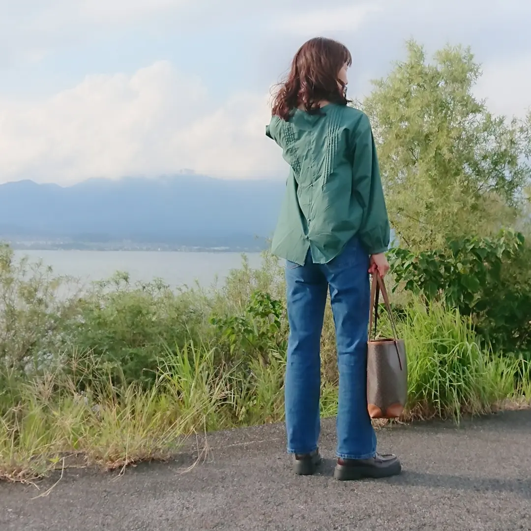 グリーンブラウス  デニムパンツ 