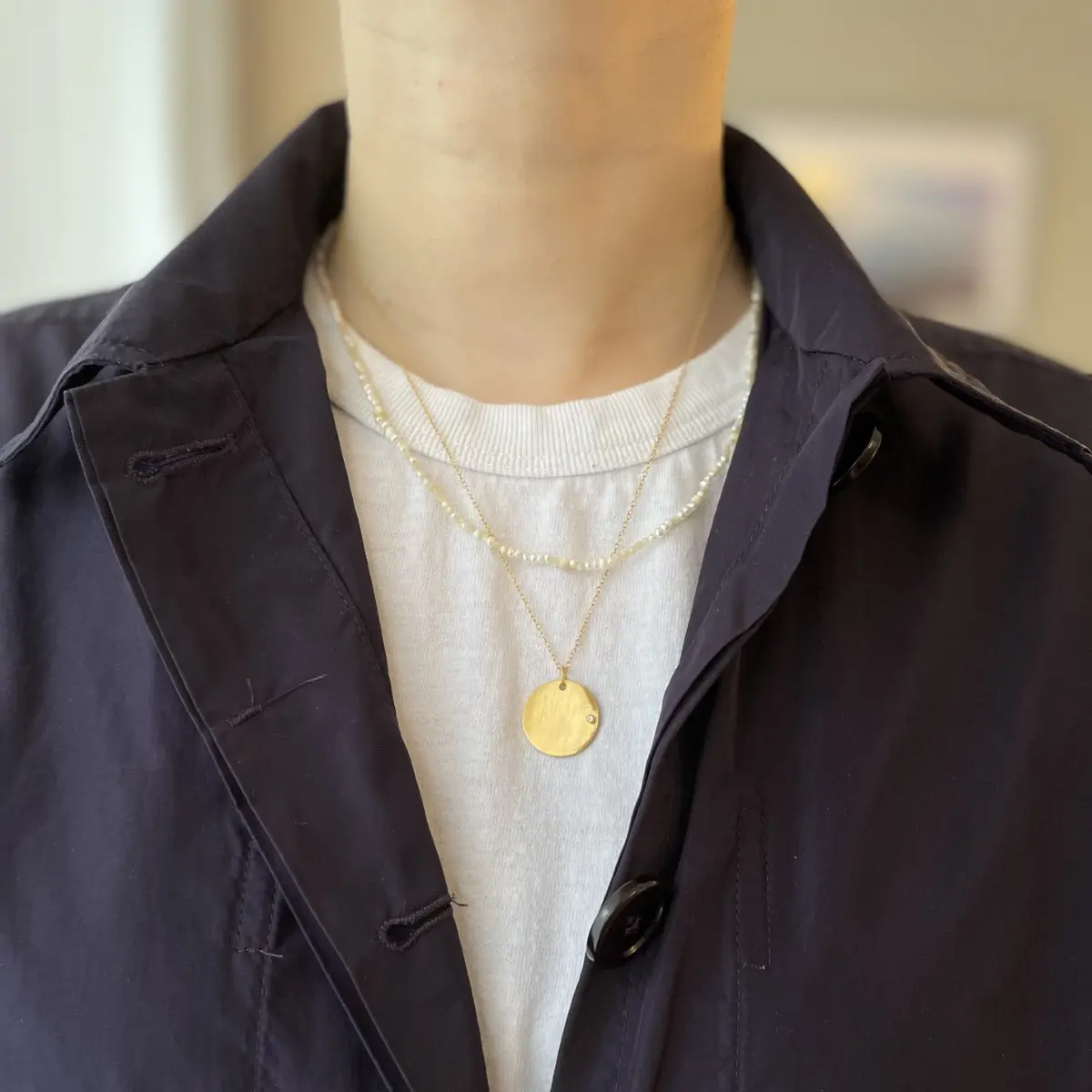 ビーズネックレスとコインペンダントのセット×白Tシャツコーデ