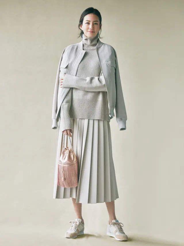 幅広プリーツの縦ラインで着こなしに動きを加えて。今どきなキレも生まれる