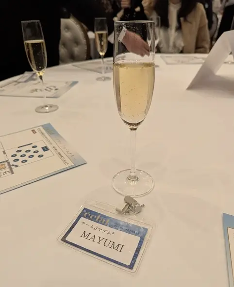 会場内のテーブル席にて