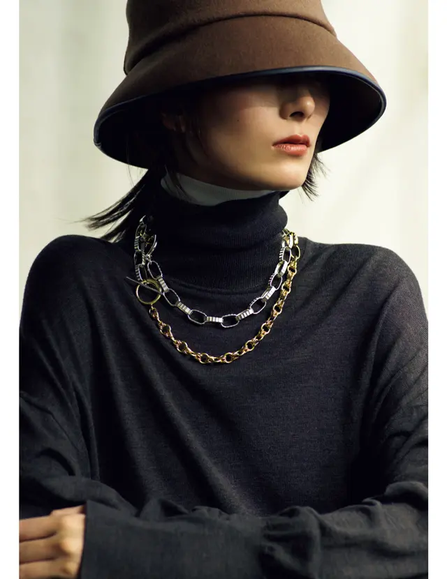 リュークのチェーンネックレスを着用したリー・モモカ