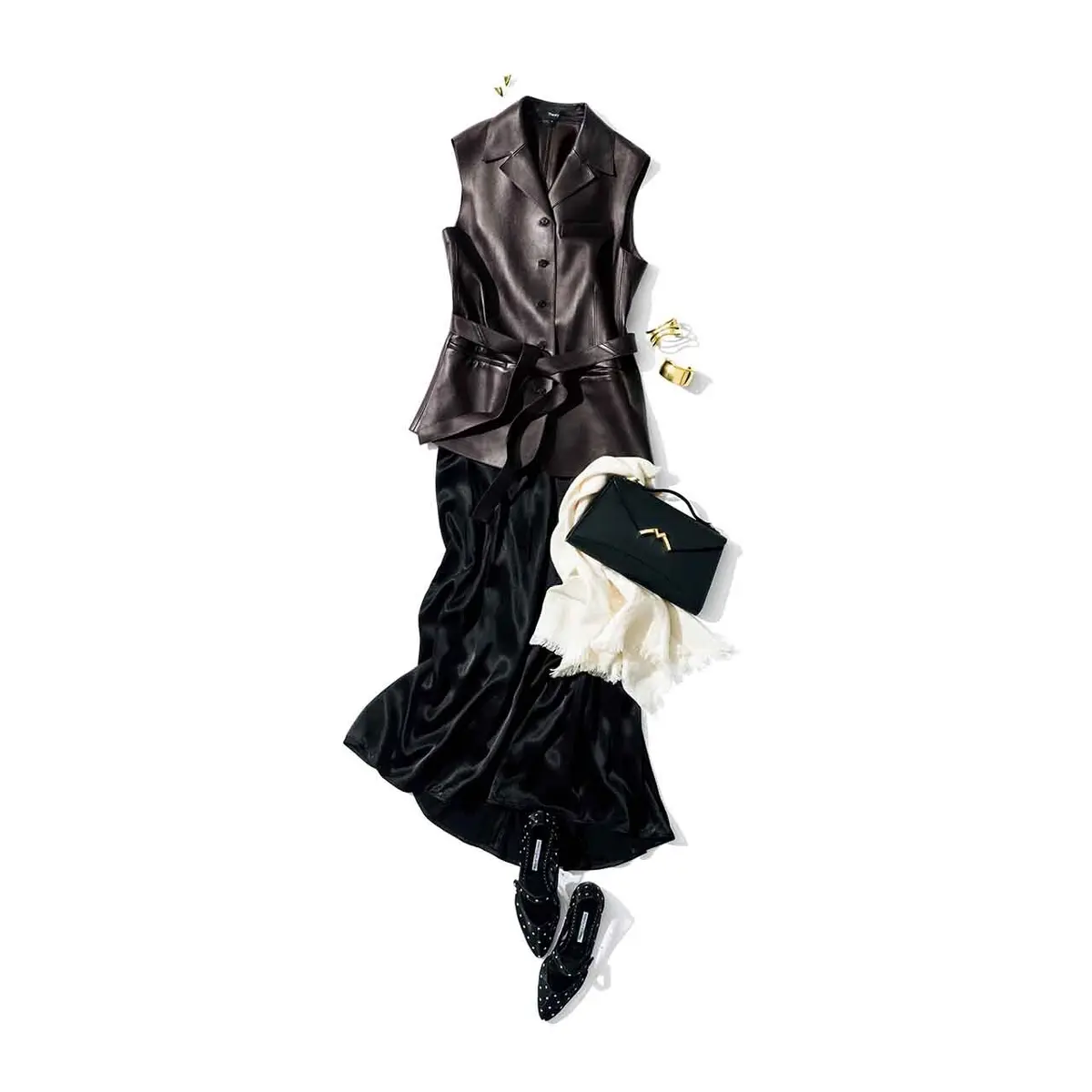 ビターブラウンだからこそ成立する、 レザージレの上質な色気