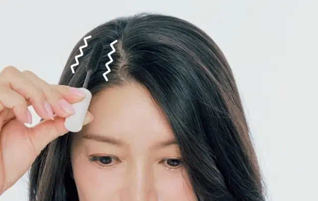 気になる分け目のカムフラージュ方法　マスカラタイプなら分け目の 上で揺らすようにつける