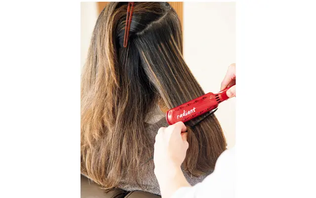 《4》仕上げに髪内部の水分や油分などのバランスを整える