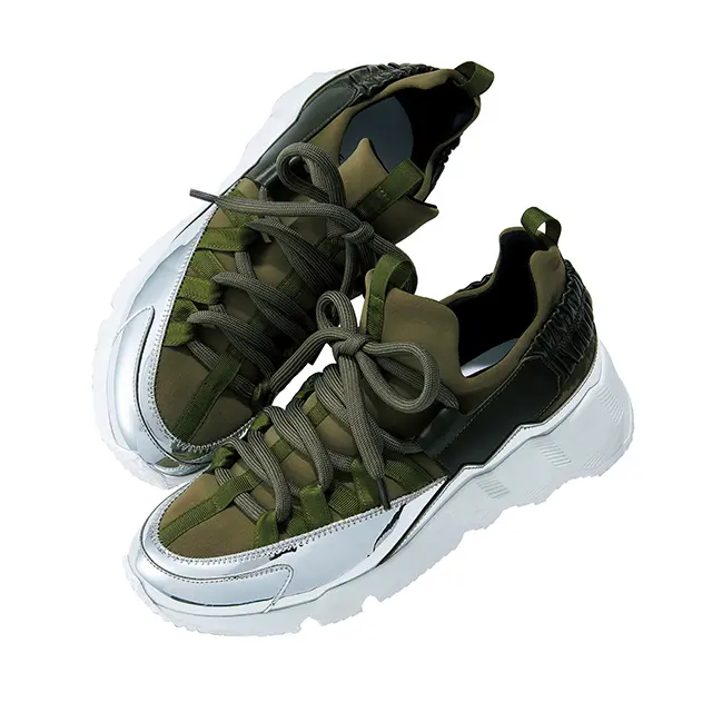 クロップトパンツをバランスよく着こなすには、ボリューム感も必要