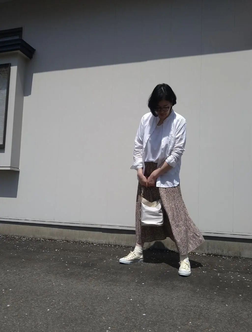 白シャツ壁前写真