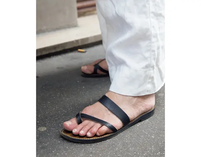 南仏のサントロペ発信のRondini。オールレザーの贅沢なつくりでヌーディーな足もとを演出