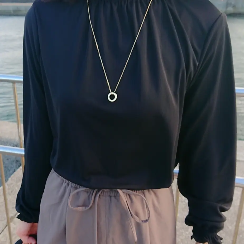 黒いブラウス  ゴールドネックレス