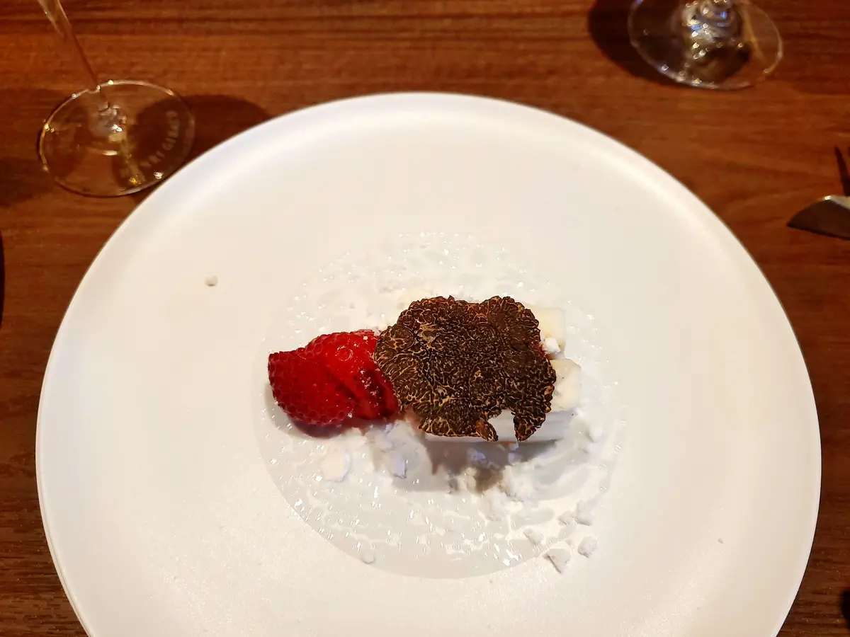 苺と黒トリュフの苺サンド