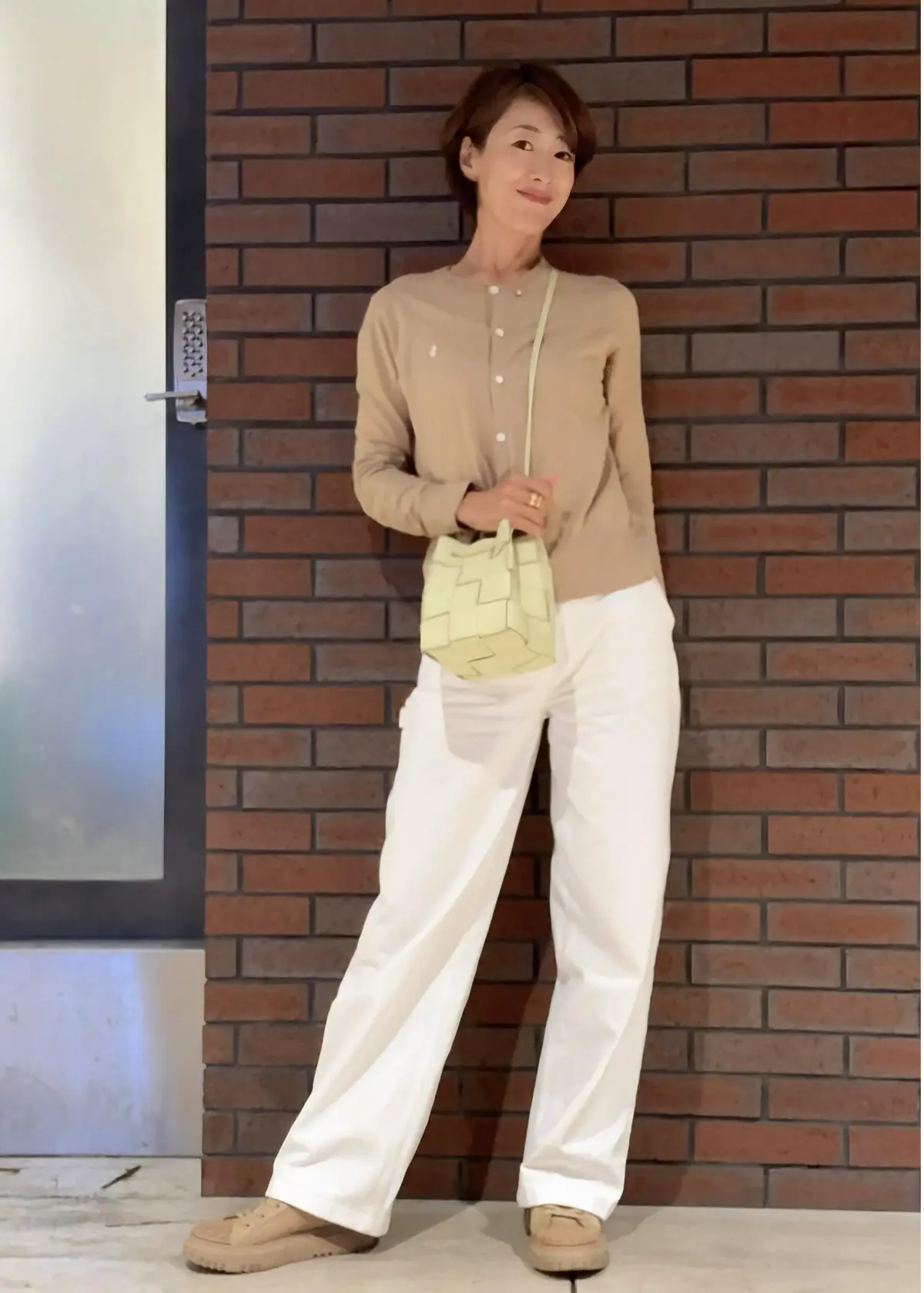 コーデの主役は春色バッグ！スカートとパンの画像_12