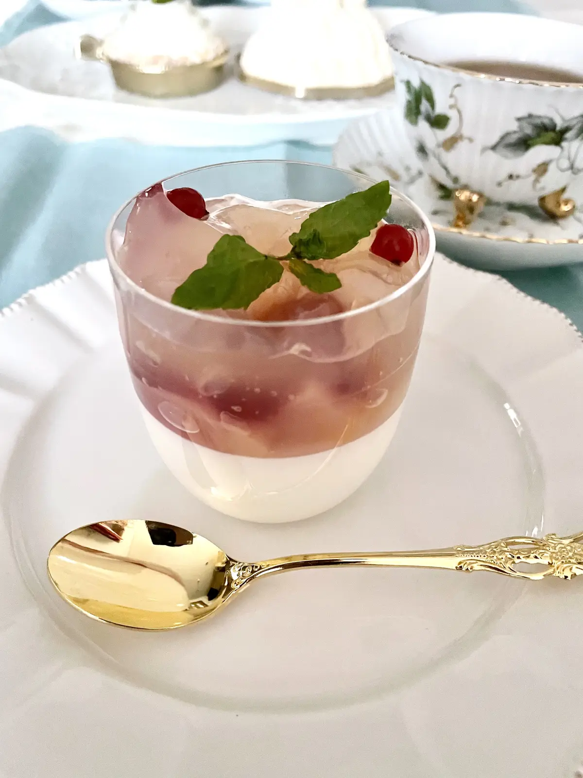 東京会舘、TOKYO KAIKAN、東京会舘本舘、スイーツ&ギフト、SWEETS & GIFT、夏限定商品、季節限定商品、期間限定スイーツ、カカオフルーツ、桃、ピーチ、白桃、ゼリー、パンナコッタ、ラズベリーソース、夏テーブルコーデ、夏テーブルコーディネート、ミントグリーン、水色、ランチョンマット