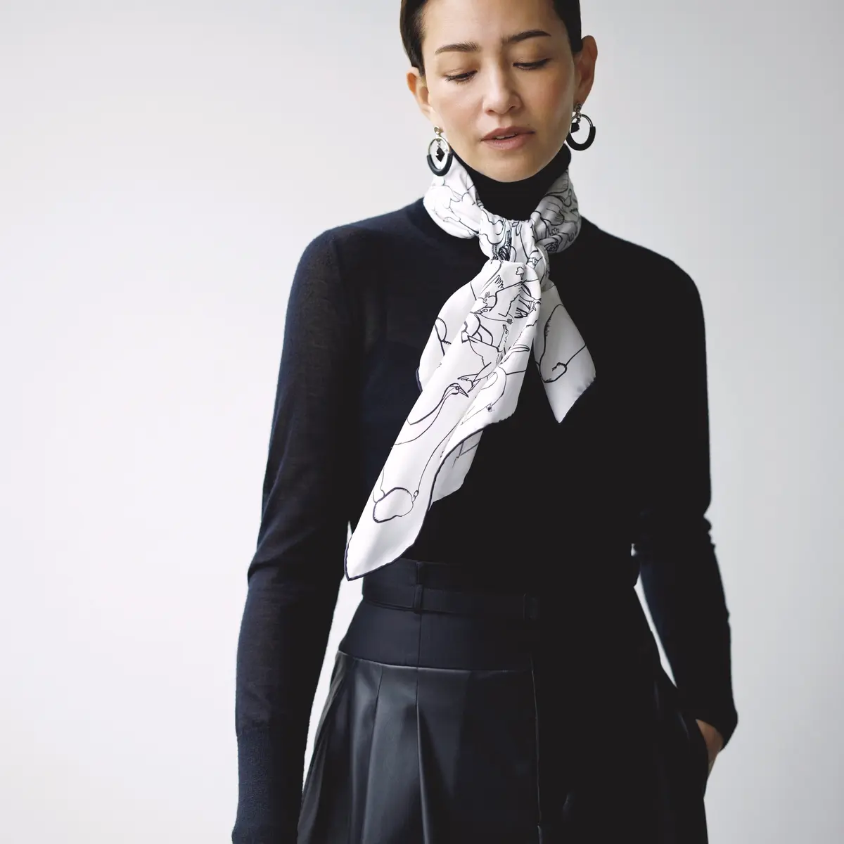 黒タートルニットにしろスカーフを巻いたコーデ　モデル・RINA