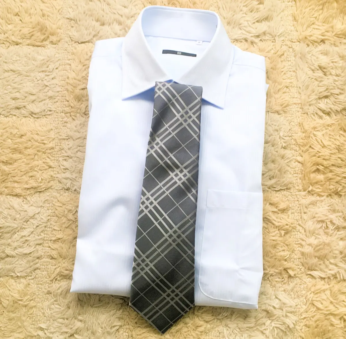 ブルーのシャツとシルバーのネクタイ