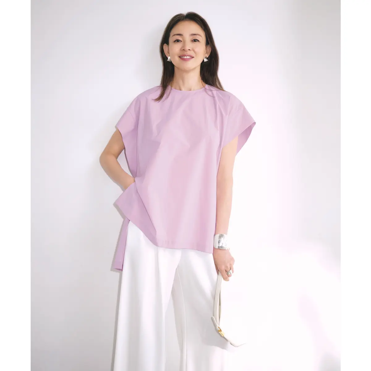 ピンクショートスリーブトップスに白ワイドパンツを合わせたコーディネート　モデル・SHIHO