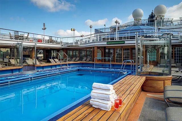 屋外のスイミングプールは2つ。 アラスカクルーズでも、デッキで日光浴を楽しむゲストが多い