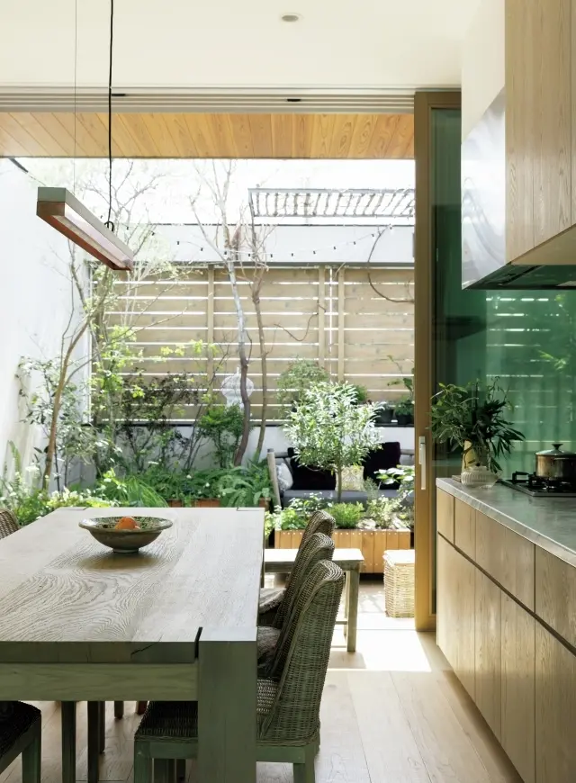 わが家はテラスで食事をしたかったので、すぐ横にキッチンを配置しました