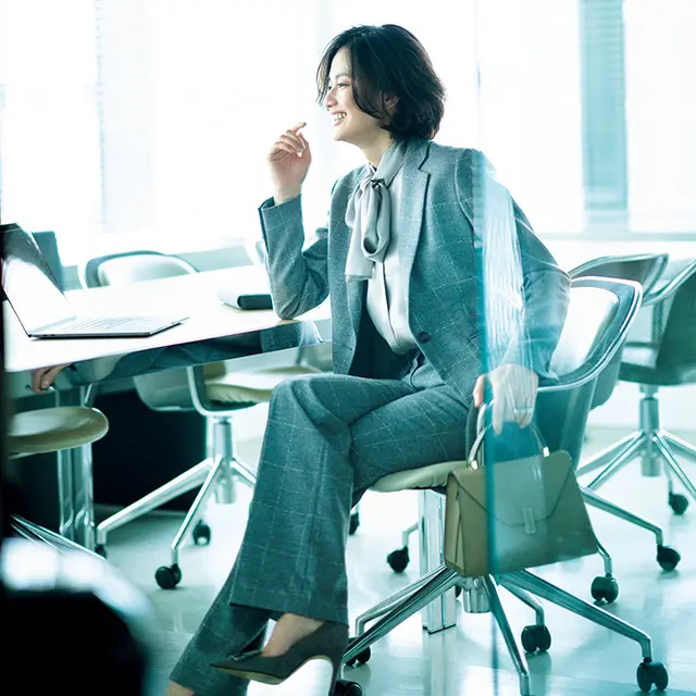 ブラウスのとろみとツヤをパンツスーツのアクセサリーがわりに