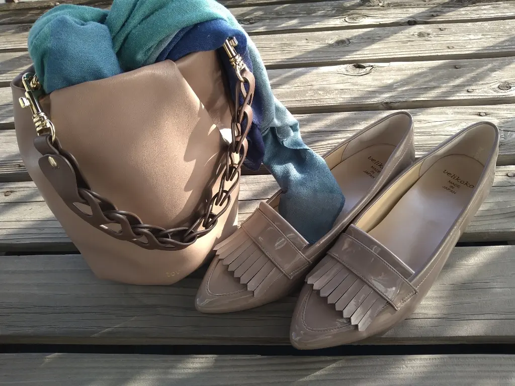 デニムonデニムのバッグ靴ストール