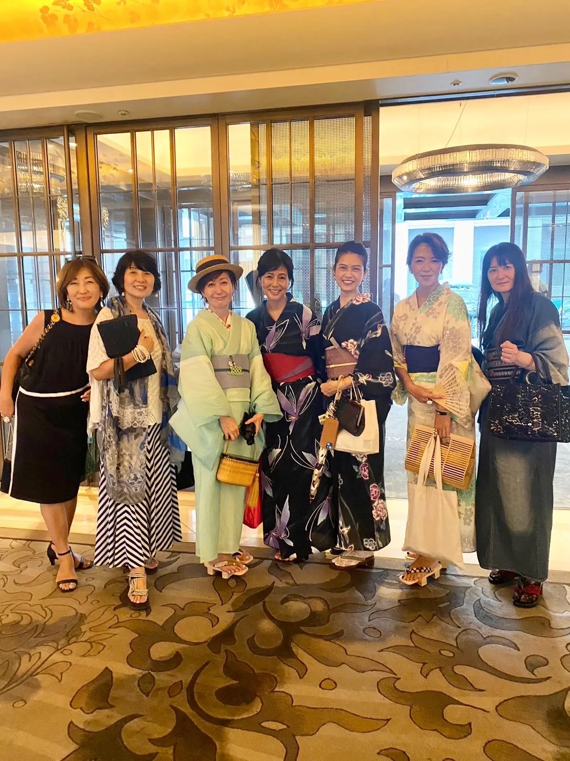 インターコンチネンタル東京ベイ、入り口、ロビー、ホテル、高級ホテル、ハドソンラウンジ、ハドソンラウンジ前、着物、浴衣、全身、記念、記念写真、集合写真、笑顔、
