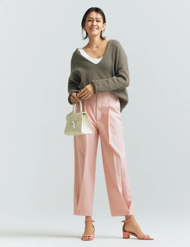 【ベージュとニュアンスカラーのあかぬけコーデ4選】きりっと引き締めてくれる「白」を合わせるのが旬