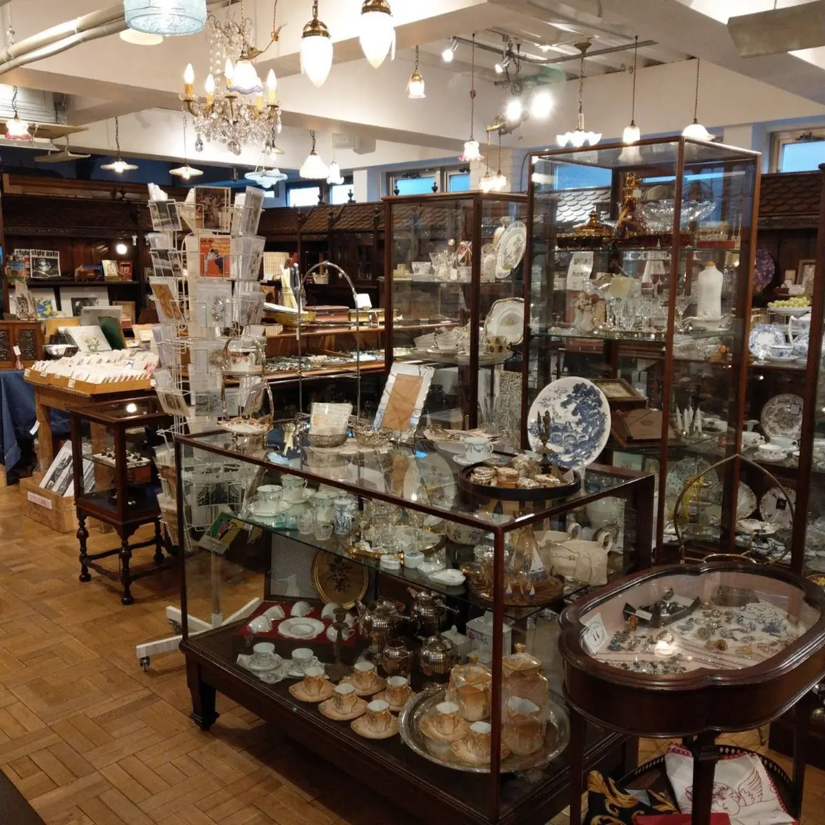 食器やアクセサリーなどがショーケースにびっしりと！