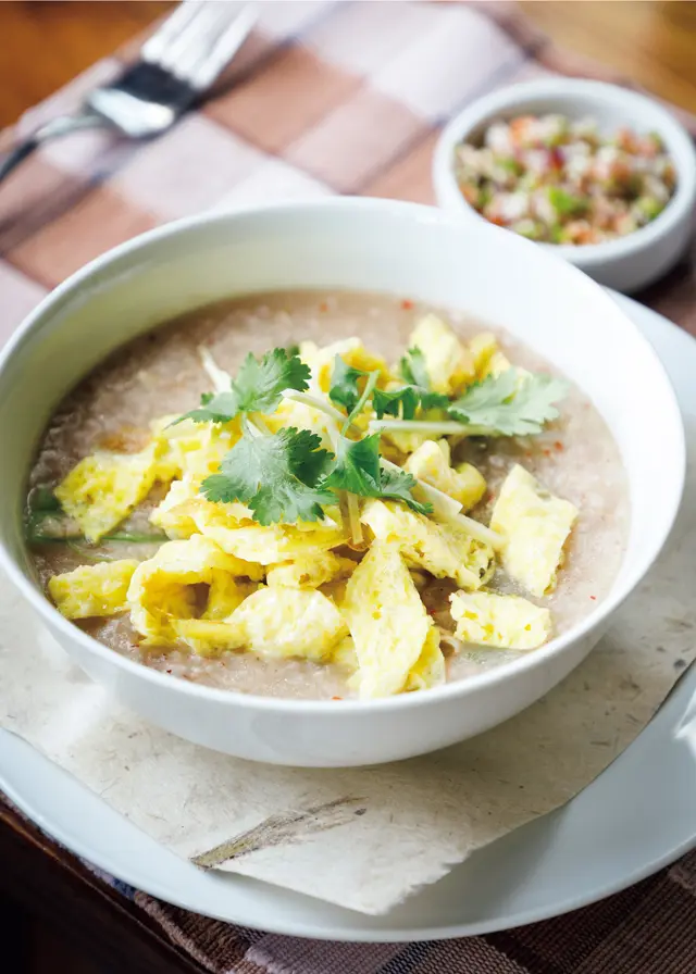 赤米を用いたブータン風おかゆ。サイドには、 トマトや玉ねぎを刻んだピリリと辛いあえ物が