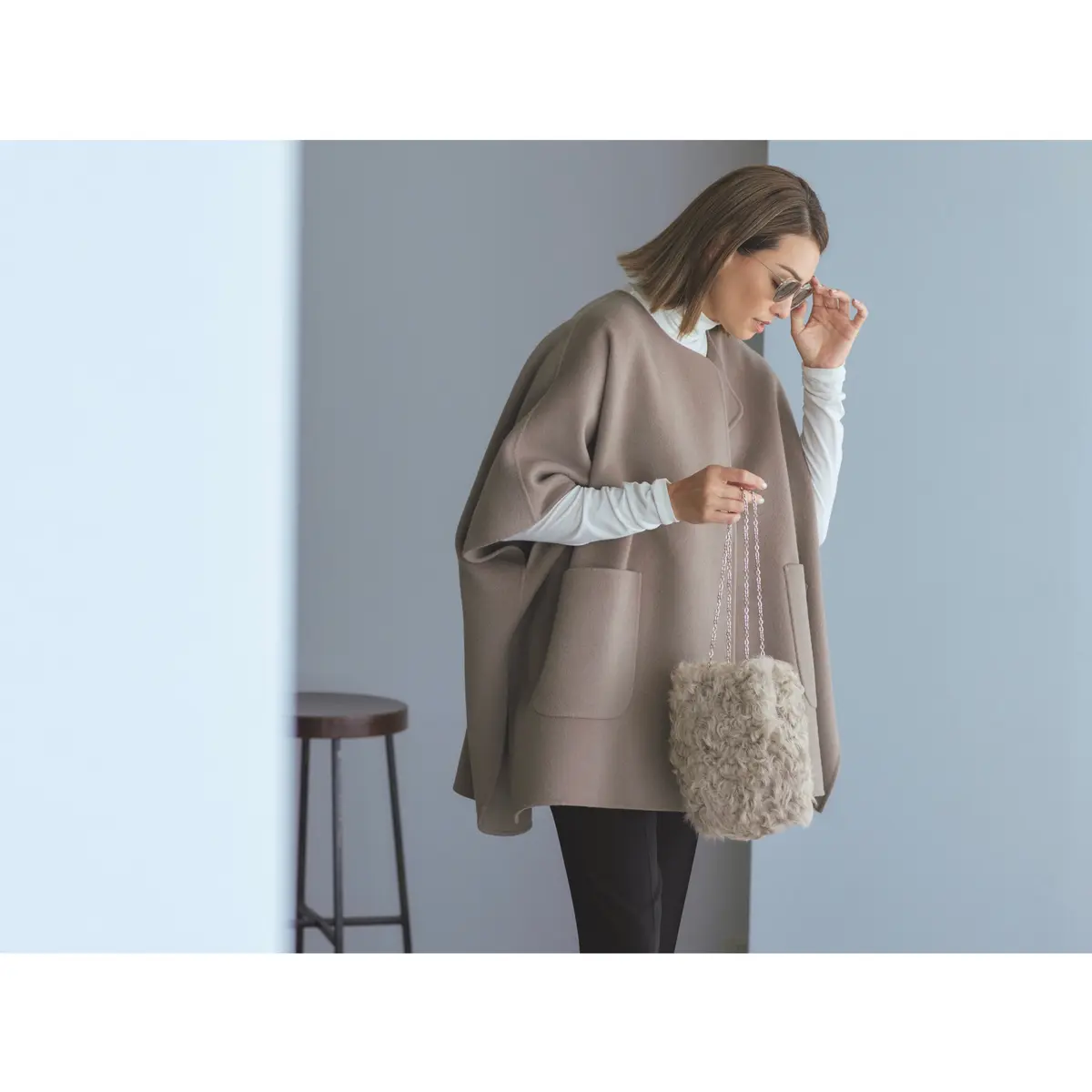 ベージュショートコートと黒パンツのコーデ　モデル・RINA