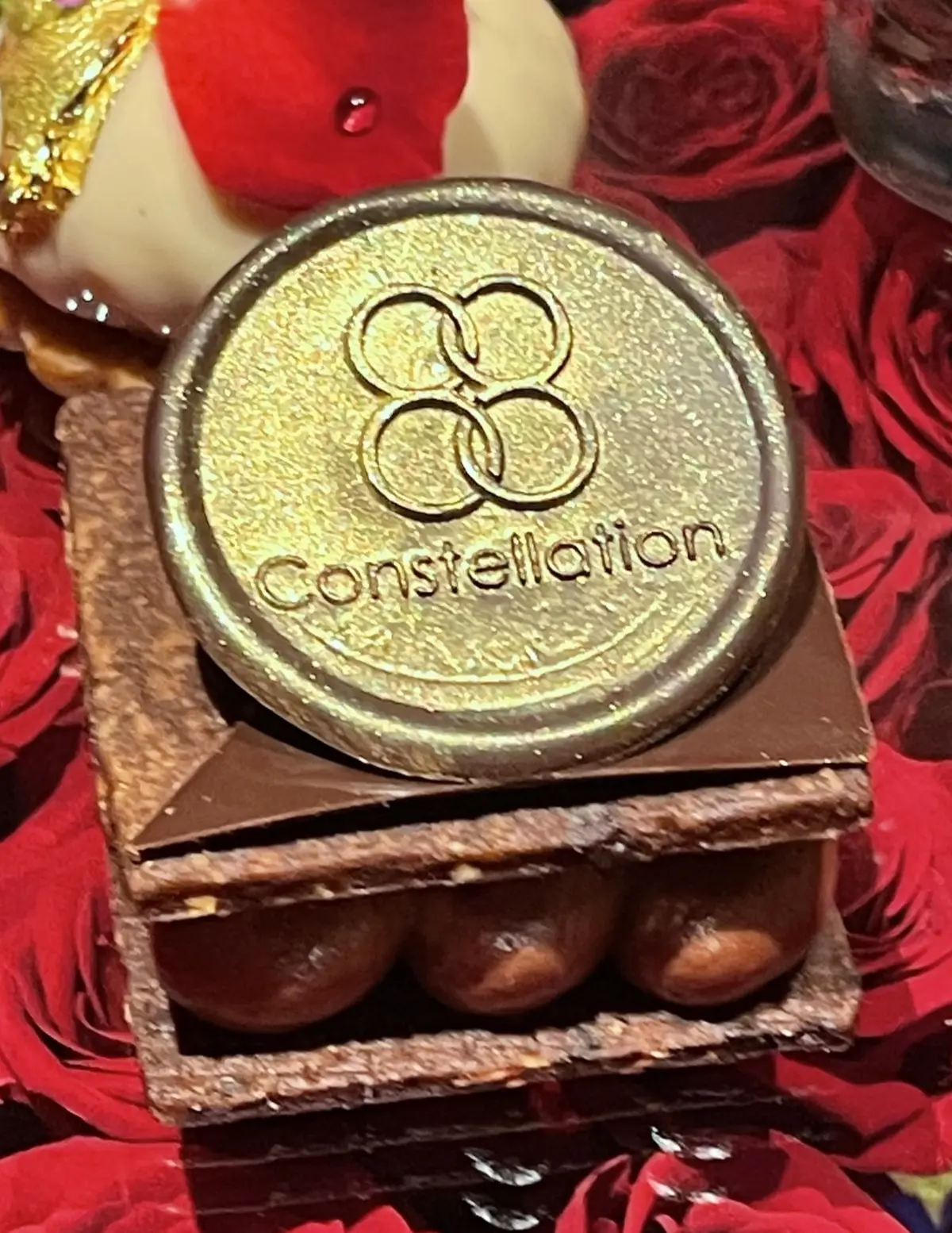 お洒落バー、お洒落カウンター、ムース、ババロア、お洒落、お洒落な店内、お洒落スイーツ&バー、間接照明、ケーキ、お洒落照明、Constellation.、SweetscafeBAR、バー、スイーツバー、入り口、通路、廊下、プロローグ、モダン、ブルーライト、間接照明、エピローグ、幻想的、幻想的、お洒落、スイーツ、ベリー、ケーキ、スイーツ&バー、薔薇、フラワーアレンジ、マカロン、ライチ、ベリー、キイチゴ、木苺、薔薇、花びら、お洒落、美味しい、スイーツ、チョコレート、チョコレートクリーム、チョコレート生クリーム！チョコクリーム、チョコ生クリーム、メダル、ゴールドメダル、アイコン、