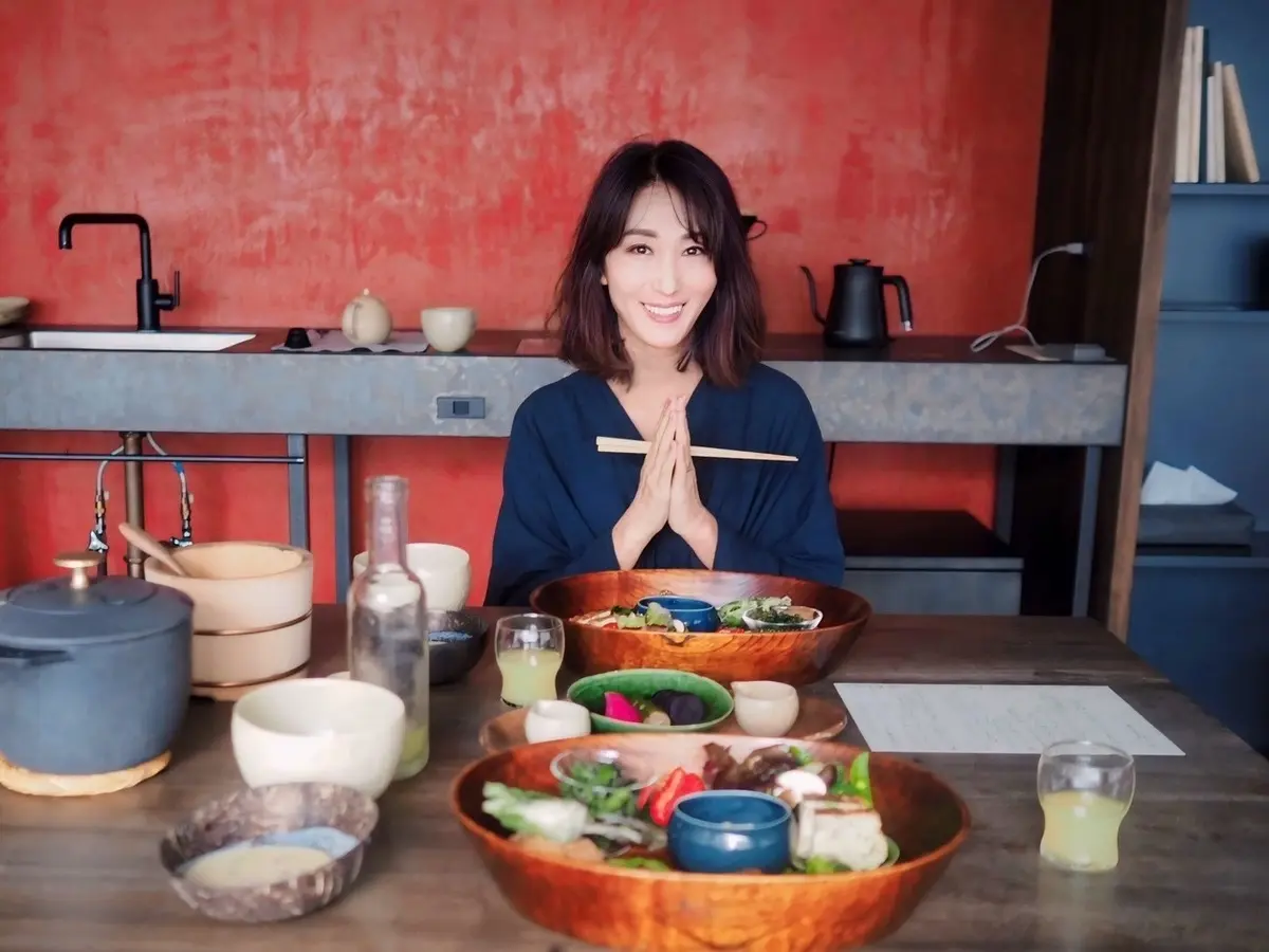 漆作家の宮下智吉氏によるセンの木のプレート