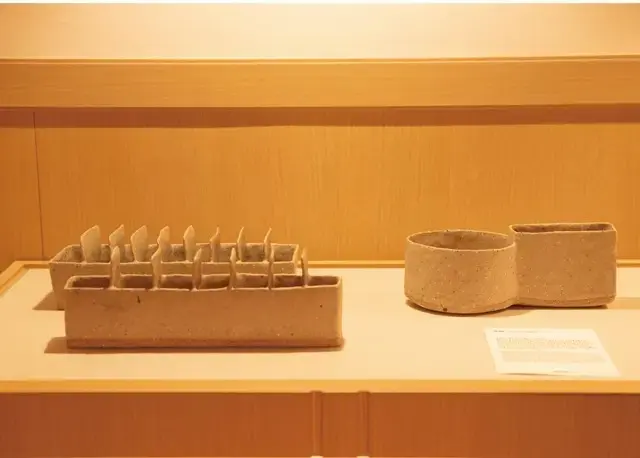 韓国の料理家に人気のベク・ギョンウォン氏の作品。「左は野菜スティックなど高さのある食材を盛ると素敵」（チェさん）。各W300,000