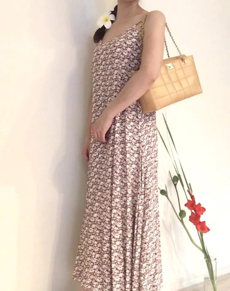 ハイビスカス柄ワーピースとシャネルのバック