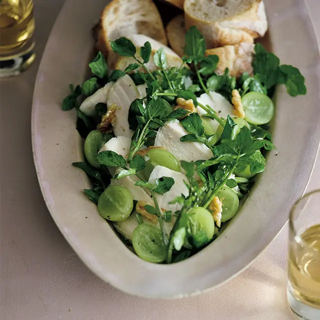 ぶどうとチキンとクルミのサラダ