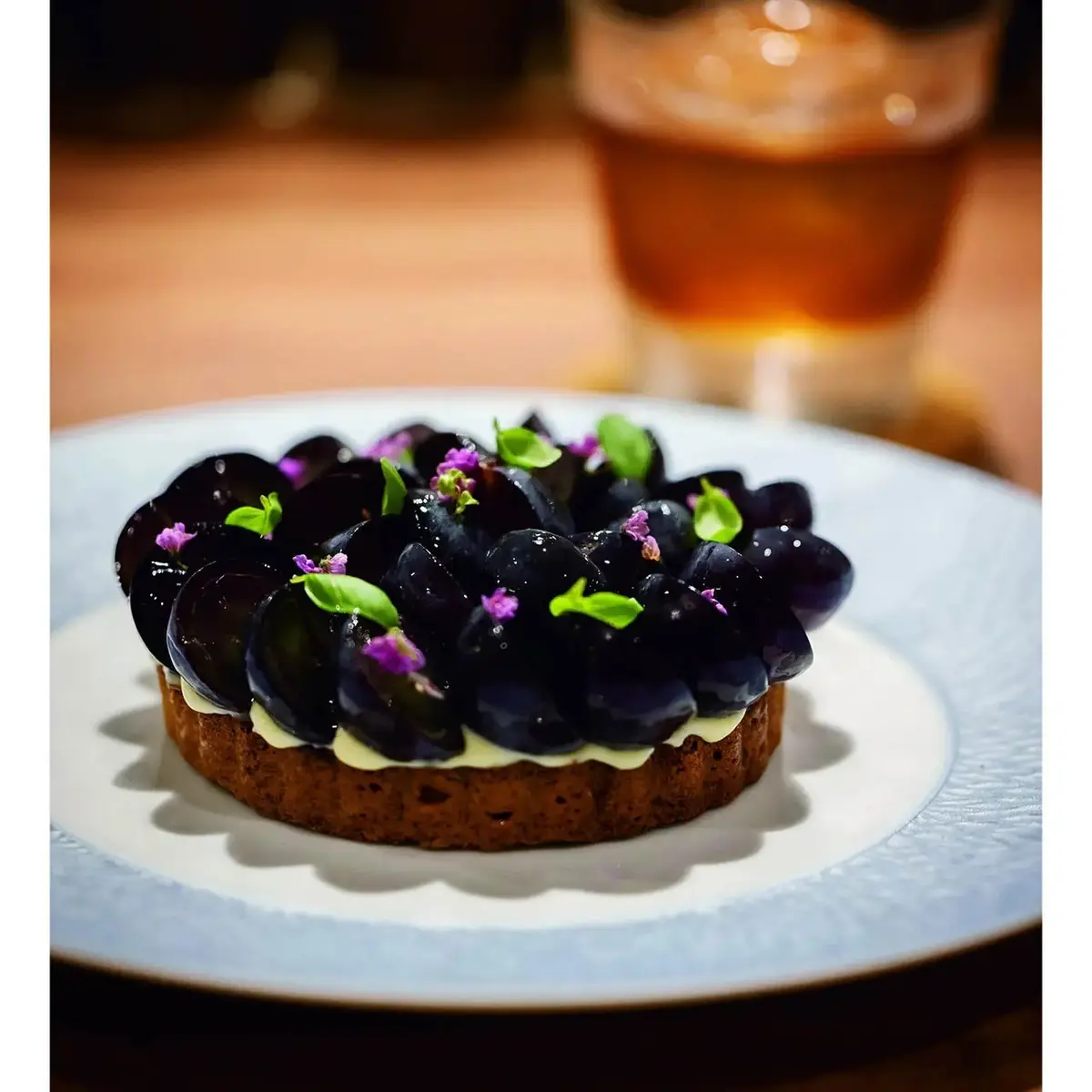 バジルの新芽と穂紫蘇のトッピングがぶどうの新たなおいしさを引き出す「ぶどうのタルト」￥2,700（～10月末ごろ）