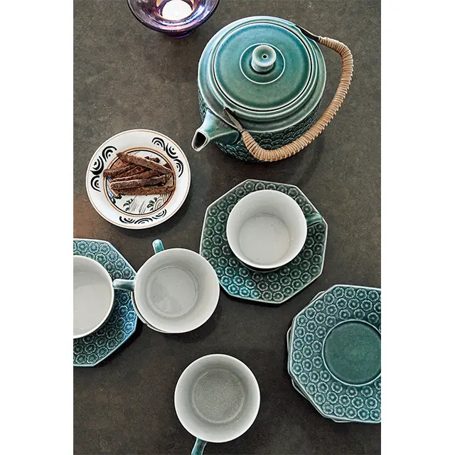 デンマークの蚤の市で見つけたという深いブルーのお茶セット