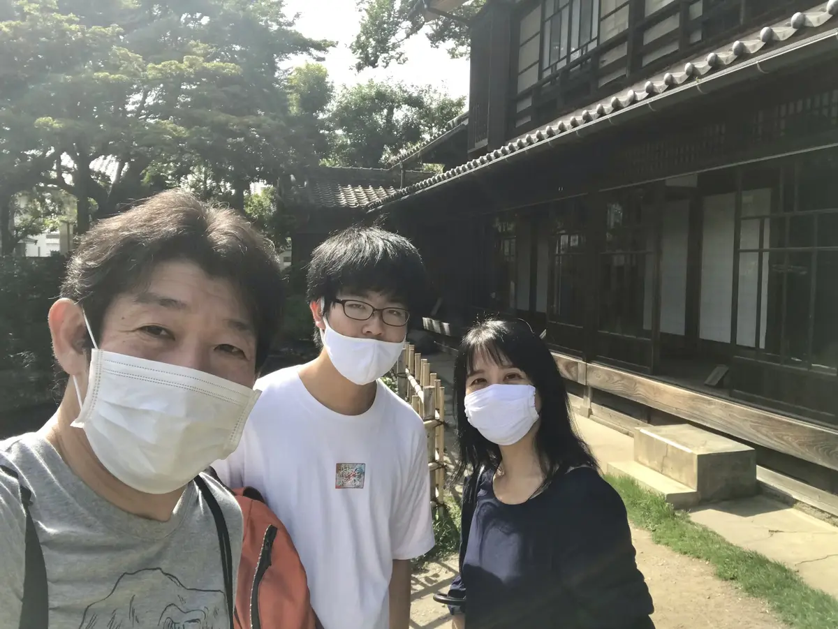 主屋前にて／中の家