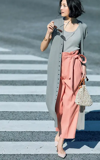 パンツが主役のスタイルにはヌーディな一足をなじませるのが正解