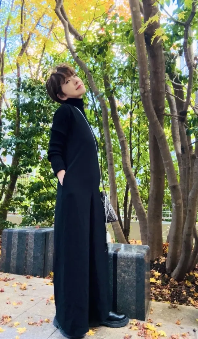 冬のホワイト&ブラックパンツコーデにブラの画像_3