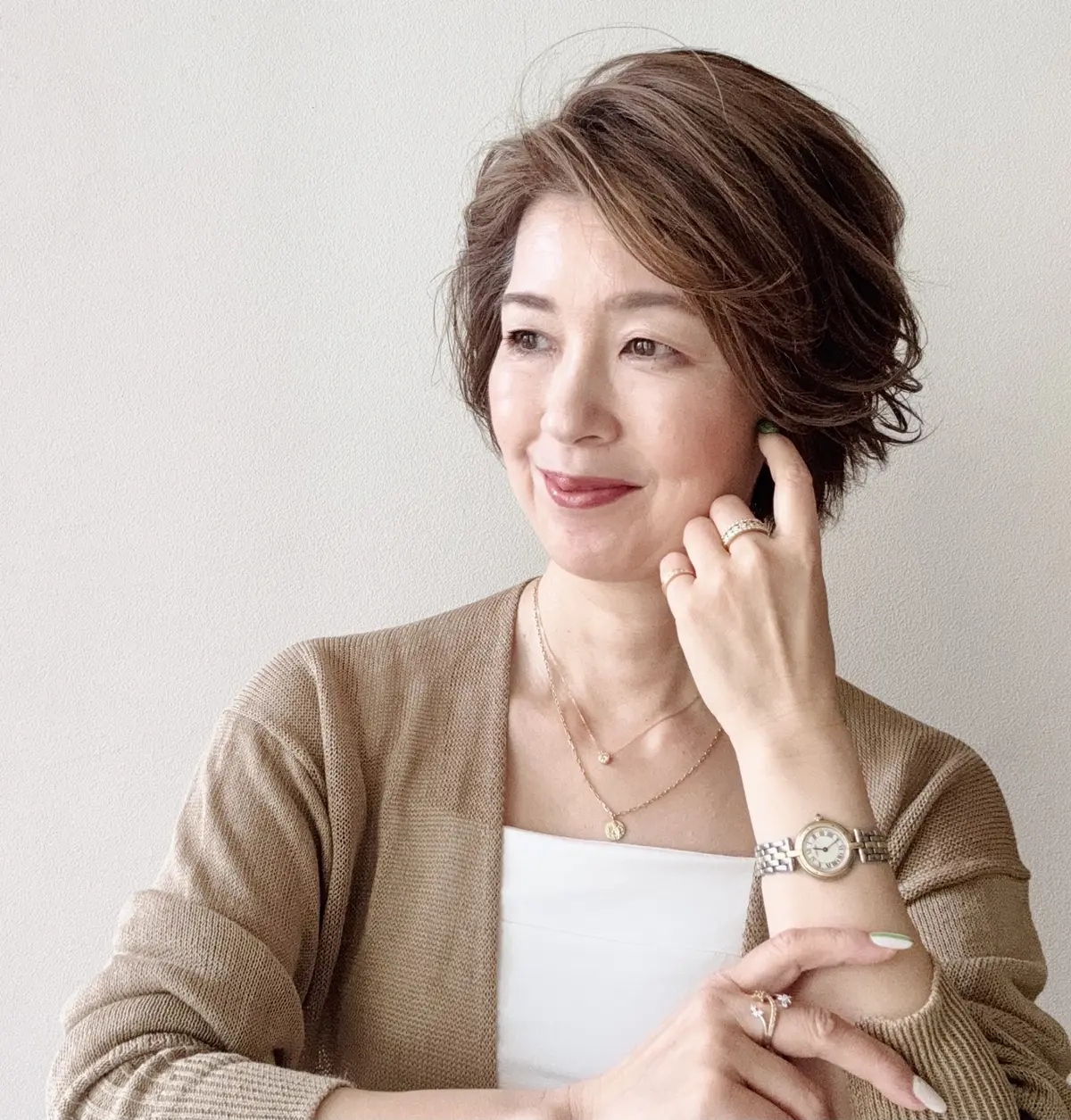 愛用ジュエリーを身につけたエクラ華組の根本さん