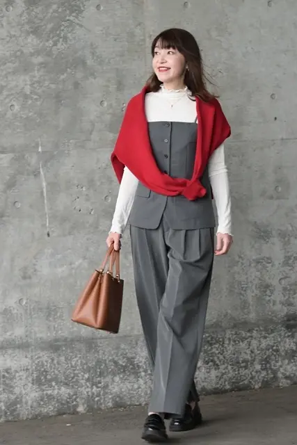 赤×グレー50代ファッション　秋コーデ