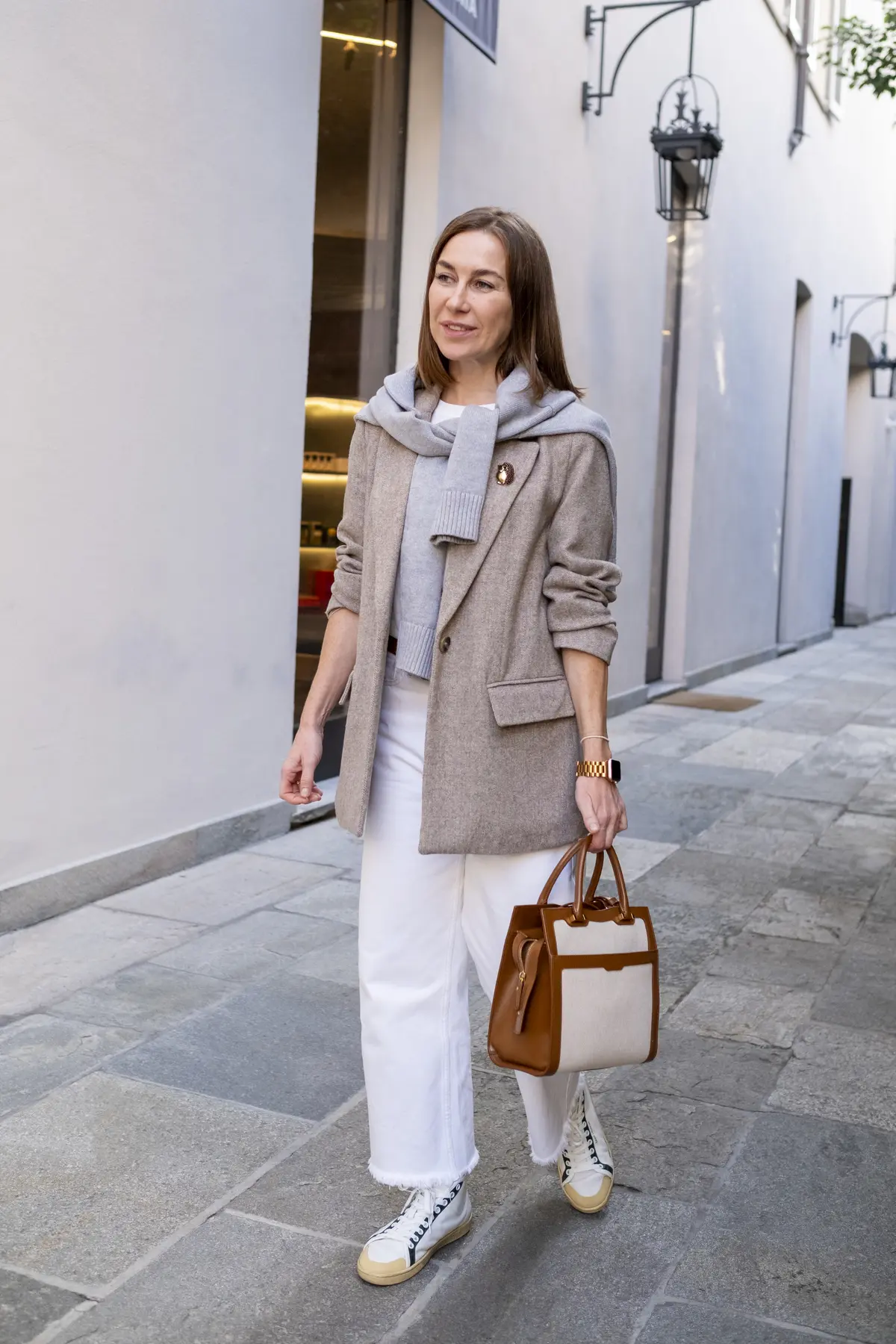 ファッションスナップ　スニーカー　サンローラン　白パンツコーデ