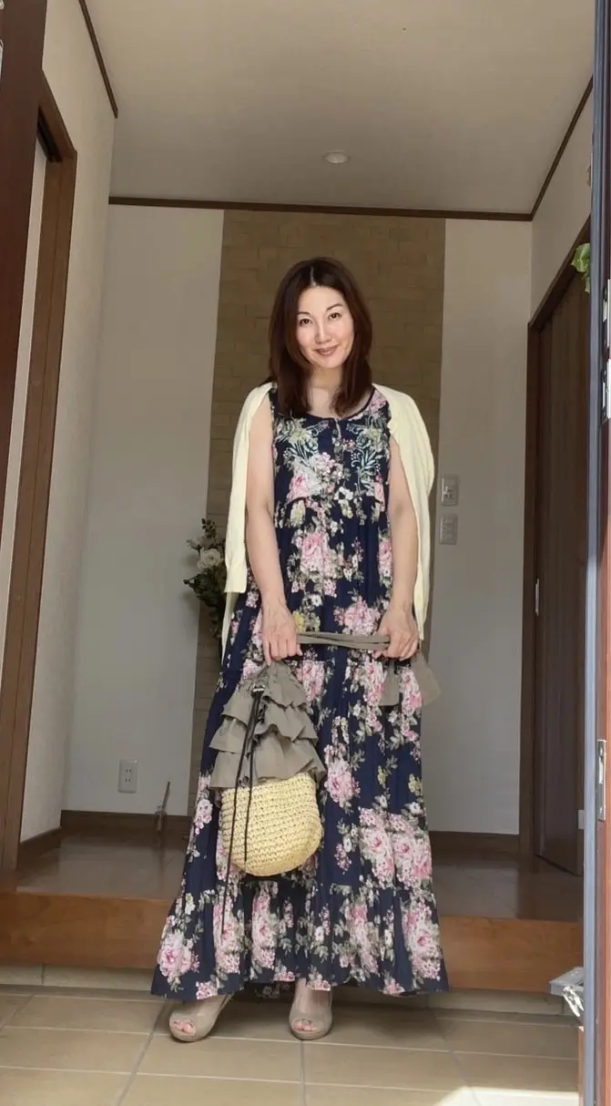 玄関　花柄ワンピースの女性